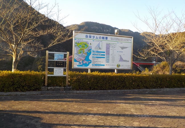 迫力のあるダムです