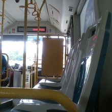空港行きのバスは新しめの車両でした。