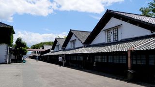 連なる倉庫が素晴らしい景観　ケヤキ並木もきれい