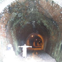 展望場脇のトンネル。この先６ｋｍ近く遊歩道が続きます。