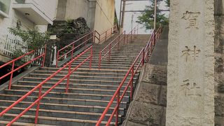 たそがれどきの赤い手すりの階段