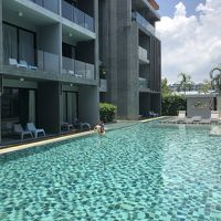 プールを囲むような建物配置