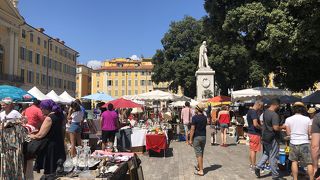 トラム駅があります