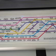 地下鉄路線図。駅の名前が日本語ガイドブックと異なります