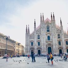 朝のドゥオーモ広場はすいてます