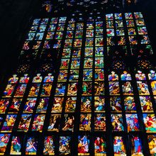 ステンドグラスの色彩は見事