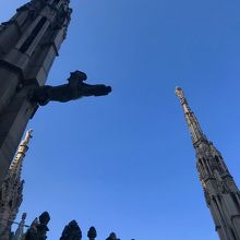 タワに登ると青空とのコントラストが見事