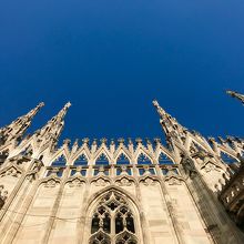 タワに登ると繊細な彫刻が間近に迫ります