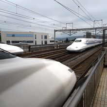 小田原駅で、こだまを追い越すのぞみ