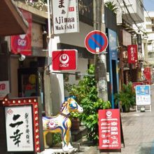 飲食店に挟まれるようにしてある宿