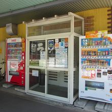 黄色い壁が目印！