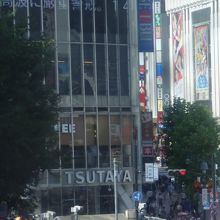 ビルの向かい側から、ビル全体がＴＳＵＴＡＹＡ