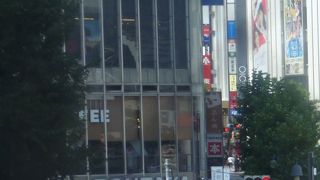 渋谷スクランブルの前