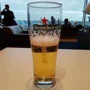 飛行機を眺めながらのビール！