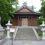 緑に囲まれた、静かな神社です