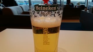 飛行機を眺めながらのビール！