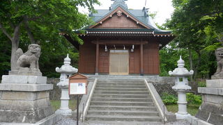 緑に囲まれた、静かな神社です