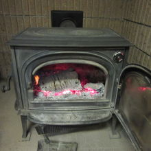 5月の福知山の夜はまだまだ寒く玄関では薪ストーブが活躍