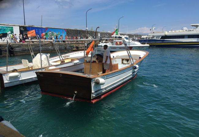 カプリ島から青の洞窟前までの小船