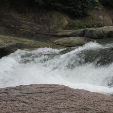 少し足を延ばした先の鱒飛の滝です