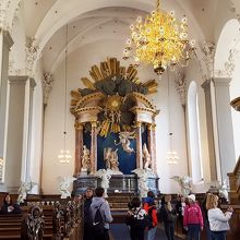 屋内、美しい……