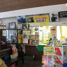 駅舎では鉄道グッズが販売されています