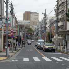坂上から坂下を見る
