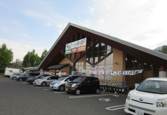 この辺りは公園になっていて、無料の足湯が有ったり、農産物販売所や日帰り温泉があったり、道の駅登録していないだけで、下手な道の駅よりも余程充実して賑わっています