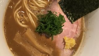 煮干しの味が強いドロッとしたスープ