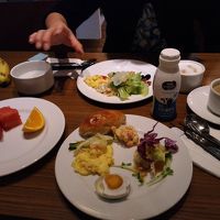 お粥あります。飲み物も豊富、サラダ、フルーツも美味しい。