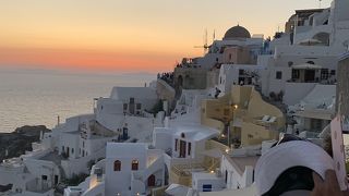 青い空と海と白い壁、そして夕日