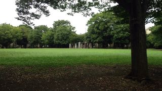 ストーンヘンジみたいな石のモニュメントが