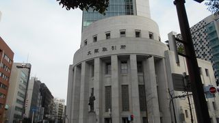 北浜の白亜の建物