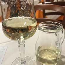 ワインはカラフェで2dl 2ユーロ