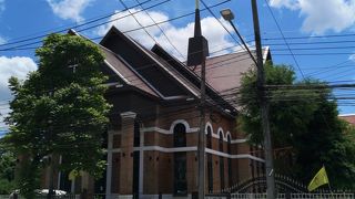 外から見ると本当に立派な教会です。