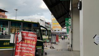 チェンコーン行きなど各地へ行くバスの発着所です。