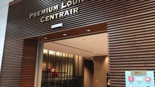 お酒が無料で飲めるクレジットカードラウンジ。