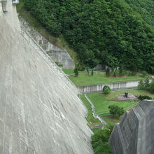 ダムの天端から見下ろした園地