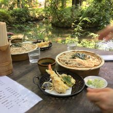 池が見えるテラス席