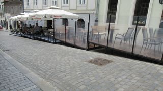 細くて急な坂道だが