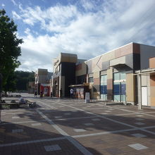 建物の外は閑散としてます