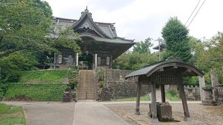仁王門が立派な仁王尊信仰のお寺。