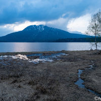 尾瀬沼と燧ヶ岳。山荘のすぐ前から