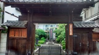 近辺は、昔ながらの落ち着いた街並みを保っていて、寺院が多いです。