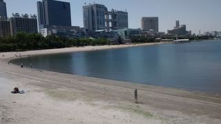 ここの海岸は波がなくて穏やかで、周囲の景色も最高で、文句なしです。