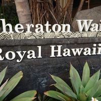 正面にあり、すぐ隣がロイヤルハワイアンホテルです。