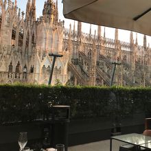 テラス席と向かいのドゥオーモ