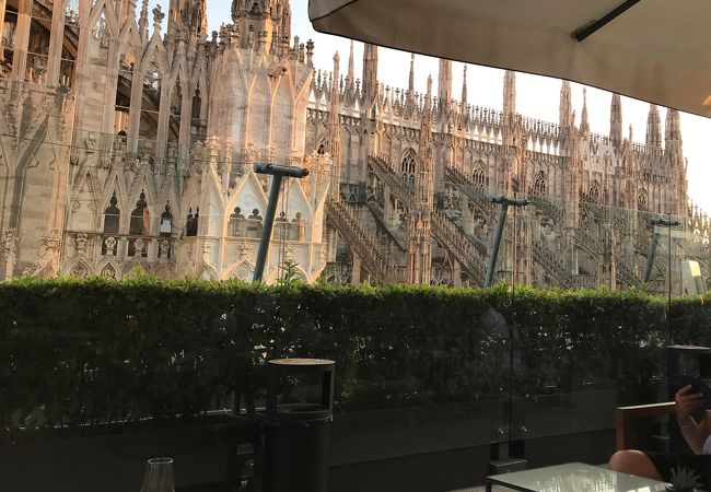 ドゥオーモを正面に眺める絶好のロケーションのレストラン