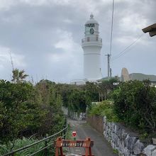 お店の前の灯台