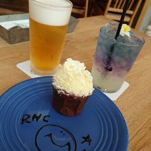 ケーキのお皿にデコレーション♪ケーキも美味しい。